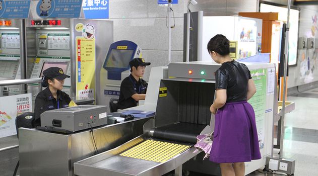 不要光顧著過安檢機(jī),隨身行李物品不能忘!